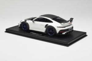 Porsche 911 992 TechArt GTstreet R Valkoinen Sinisillä Vanteilla TechArt 1:18 REMC014 Hartsi — kuva 5 / 6