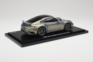 Porsche 911 Turbo S 992 Silver Bamboo Chromaflire With Display Case Spark 1:18 WAP0219100RTSS Hartsi — kuva 3 / 7