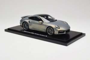 Porsche 911 Turbo S 992 Silver Bamboo Chromaflire With Display Case Spark 1:18 WAP0219100RTSS Hartsi — kuva 4 / 7