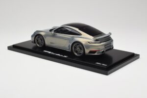 Porsche 911 Turbo S 992 Silver Bamboo Chromaflire With Display Case Spark 1:18 WAP0219100RTSS Hartsi — kuva 5 / 7