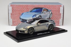 Porsche 911 Turbo S 992 Silver Bamboo Chromaflire With Display Case Spark 1:18 WAP0219100RTSS Hartsi — kuva 6 / 7