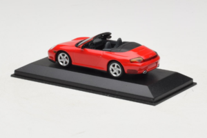 Porsche 911 996 Carrera 4S Avoauto Punainen Minichamps 1:43 400062831 Metalli — kuva 3 / 4