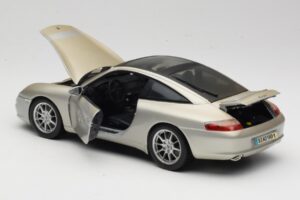 Porsche 911 996 Carrera 4S Hopea Maisto 1:18 WAP02102212 Metalli — kuva 5 / 8