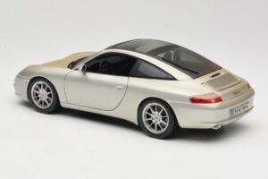 Porsche 911 996 Carrera 4S Hopea Maisto 1:18 WAP02102212 Metalli — kuva 7 / 8
