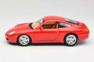 Porsche 911 996 Carrera Punainen Bburago 1:18 3385 Metalli — kuva 4 / 8