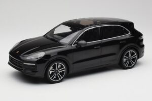 Porsche Cayenne 958 Turbo S Musta Minichamps 1:18 155066070 Metalli
