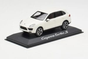 Porsche Cayenne 958 Turbo S Valkoinen Minichamps 1:43 WAP0200220C Metalli — kuva 2 / 4