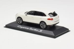 Porsche Cayenne 958 Turbo S Valkoinen Minichamps 1:43 WAP0200220C Metalli — kuva 3 / 4