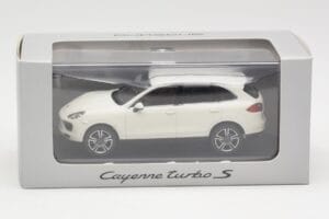 Porsche Cayenne 958 Turbo S Valkoinen Minichamps 1:43 WAP0200220C Metalli — kuva 4 / 4