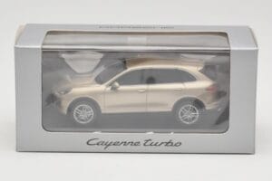 Porsche Cayenne 958 Turbo Kulta Minichamps 1:43 WAP0200050E Metalli — kuva 4 / 4
