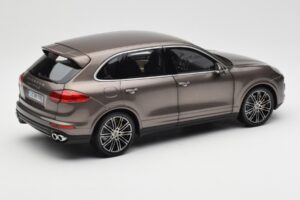 Porsche Cayenne E2 Turbo S Umbra Metallic Minichamps 1:18 WAP0213020F Metalli — kuva 3 / 8
