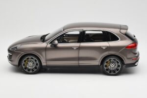 Porsche Cayenne E2 Turbo S Umbra Metallic Minichamps 1:18 WAP0213020F Metalli — kuva 4 / 8
