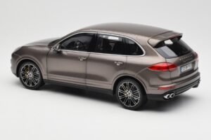 Porsche Cayenne E2 Turbo S Umbra Metallic Minichamps 1:18 WAP0213020F Metalli — kuva 7 / 8