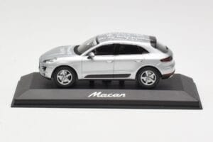 Porsche Macan 95B Silver Grey Metallic Prototyyppi Minichamps 1:43 WAP0201540E Metalli