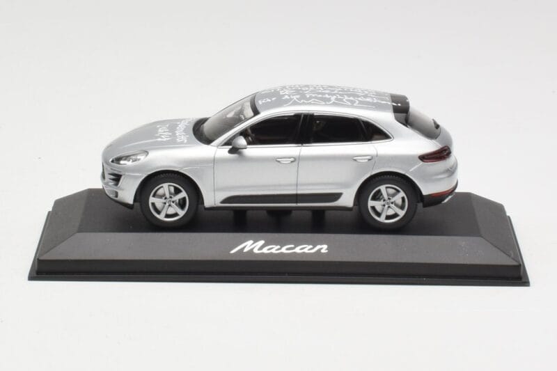 Porsche Macan 95B Silver Grey Metallic Prototyyppi Minichamps 1:43 WAP0201540E Metalli
