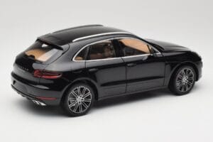 Porsche Macan Turbo 95B Black Metallic Minichamps 1:18 110062502 Metalli — kuva 3 / 8