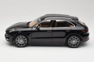 Porsche Macan Turbo 95B Black Metallic Minichamps 1:18 110062502 Metalli — kuva 4 / 8