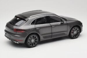 Porsche Macan Turbo 95B Grey Metallic Minichamps 1:18 110062501 Metalli — kuva 3 / 8