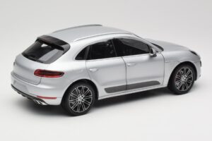 Porsche Macan Turbo 95B Hopea Minichamps 1:18 110062504 Metalli — kuva 3 / 8