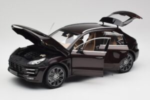 Porsche Macan 95B Turbo Mahonki Metallic Minichamps 1:18 110062500 Metalli — kuva 2 / 8