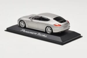 Porsche Panamera 970 Turbo Beige Minichamps 1:43 WAP0200519 Metalli — kuva 3 / 4