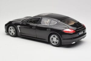 Porsche Panamera Turbo 970 Musta Maisto 1:18 36197 Metalli — kuva 7 / 8