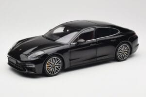 Porsche Panamera 971 Turbo S Musta Metallic Minichamps 1:18 113061076 Metalli