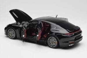Porsche Panamera 971 Turbo S Musta Metallic Minichamps 1:18 113061076 Metalli — kuva 5 / 8