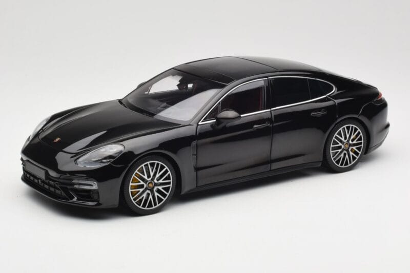 Porsche Panamera 971 Turbo S Musta Metallic Minichamps 1:18 113061076 Metalli