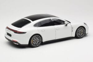 Porsche Panamera 971 Turbo S Valkoinen Metallic Minichamps 1:18 113061074 Metalli — kuva 3 / 8