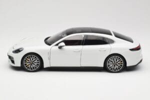Porsche Panamera 971 Turbo S Valkoinen Metallic Minichamps 1:18 113061074 Metalli — kuva 4 / 8