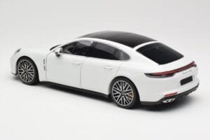 Porsche Panamera 971 Turbo S Valkoinen Metallic Minichamps 1:18 113061074 Metalli — kuva 7 / 8