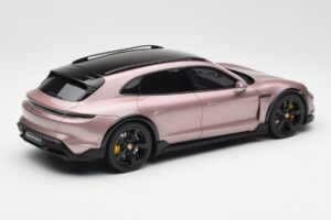Porsche Taycan Turbo S Cross Turismo Metallinhohtoinen Vaaleanpunainen GT Spirit 1:18 GT440 Hartsi — kuva 2 / 6