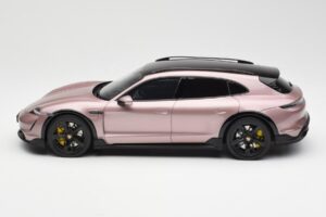 Porsche Taycan Turbo S Cross Turismo Metallinhohtoinen Vaaleanpunainen GT Spirit 1:18 GT440 Hartsi — kuva 3 / 6