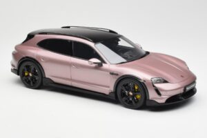 Porsche Taycan Turbo S Cross Turismo Metallinhohtoinen Vaaleanpunainen GT Spirit 1:18 GT440 Hartsi — kuva 4 / 6