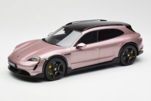 Porsche Taycan Turbo S Cross Turismo Metallinhohtoinen Vaaleanpunainen GT Spirit 1:18 GT440 Hartsi