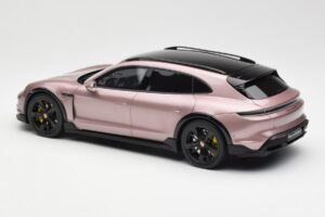Porsche Taycan Turbo S Cross Turismo Metallinhohtoinen Vaaleanpunainen GT Spirit 1:18 GT440 Hartsi — kuva 5 / 6