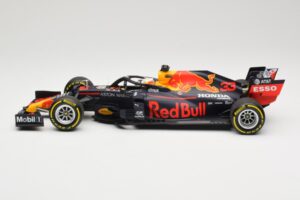 Red Bull Racing RB16 #33 M. Verstappen Winner 70th Anniversary GP 2020 Minichamps 1:18 110200533 Metalli — kuva 3 / 6