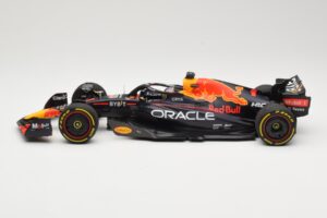Red Bull Racing RB18 #1 M. Verstappen Winner Miami GP 2022 Minichamps 1:18 110220501 Metalli — kuva 3 / 6