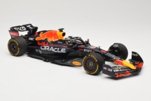 Red Bull Racing RB18 #1 M. Verstappen Winner Miami GP 2022 Minichamps 1:18 110220501 Metalli — kuva 4 / 6