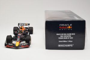 Red Bull Racing RB18 #1 M. Verstappen Winner Miami GP 2022 Minichamps 1:18 110220501 Metalli — kuva 6 / 6