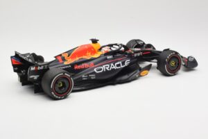 Red Bull Racing RB19 #1 M. Verstappen Winner Spanish GP 2023 Minichamps 1:18 110230801 Metalli — kuva 2 / 6