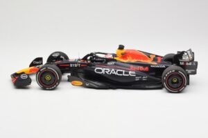 Red Bull Racing RB19 #1 M. Verstappen Winner Spanish GP 2023 Minichamps 1:18 110230801 Metalli — kuva 3 / 6