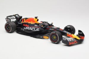 Red Bull Racing RB19 #1 M. Verstappen Winner Spanish GP 2023 Minichamps 1:18 110230801 Metalli — kuva 4 / 6