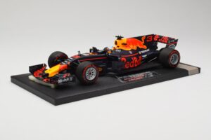 Red Bull Racing Tag Heuer RB13 #3 D. Ricciardo 3rd Place Malaysian GP 2017 Minichamps 1:18 117171503 Metalli — kuva 2 / 6