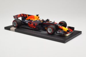 Red Bull Racing Tag Heuer RB13 #3 D. Ricciardo 3rd Place Malaysian GP 2017 Minichamps 1:18 117171503 Metalli — kuva 4 / 6
