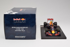 Red Bull RB12 Tag Heuer #26 D. Kvyat Red Bull Racing Showcar 2016 Minichamps 1:18 117160026 Hartsi — kuva 6 / 7