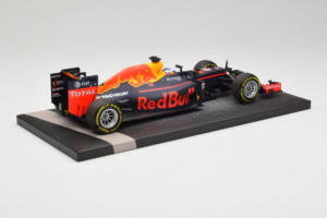 Red Bull RB12 Tag Heuer #3 D. Ricciardo Red Bull Racing Showcar 2016 Minichamps 1:18 117160003 Hartsi — kuva 3 / 7