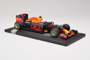 Red Bull RB12 Tag Heuer #3 D. Ricciardo Red Bull Racing Showcar 2016 Minichamps 1:18 117160003 Hartsi — kuva 4 / 7