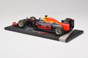 Red Bull RB12 Tag Heuer #3 D. Ricciardo Red Bull Racing Showcar 2016 Minichamps 1:18 117160003 Hartsi — kuva 5 / 7